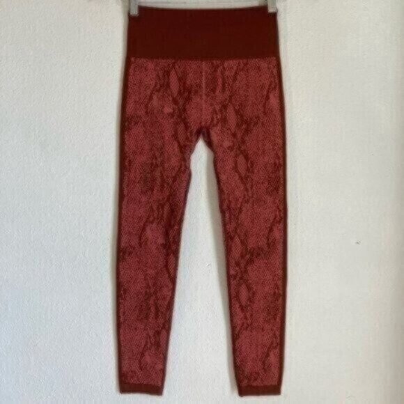 New Fabletics Boho High Rise Athletic Ribbed Seamless Snakeskin 7/8 Leggings - Picture 4 of 14